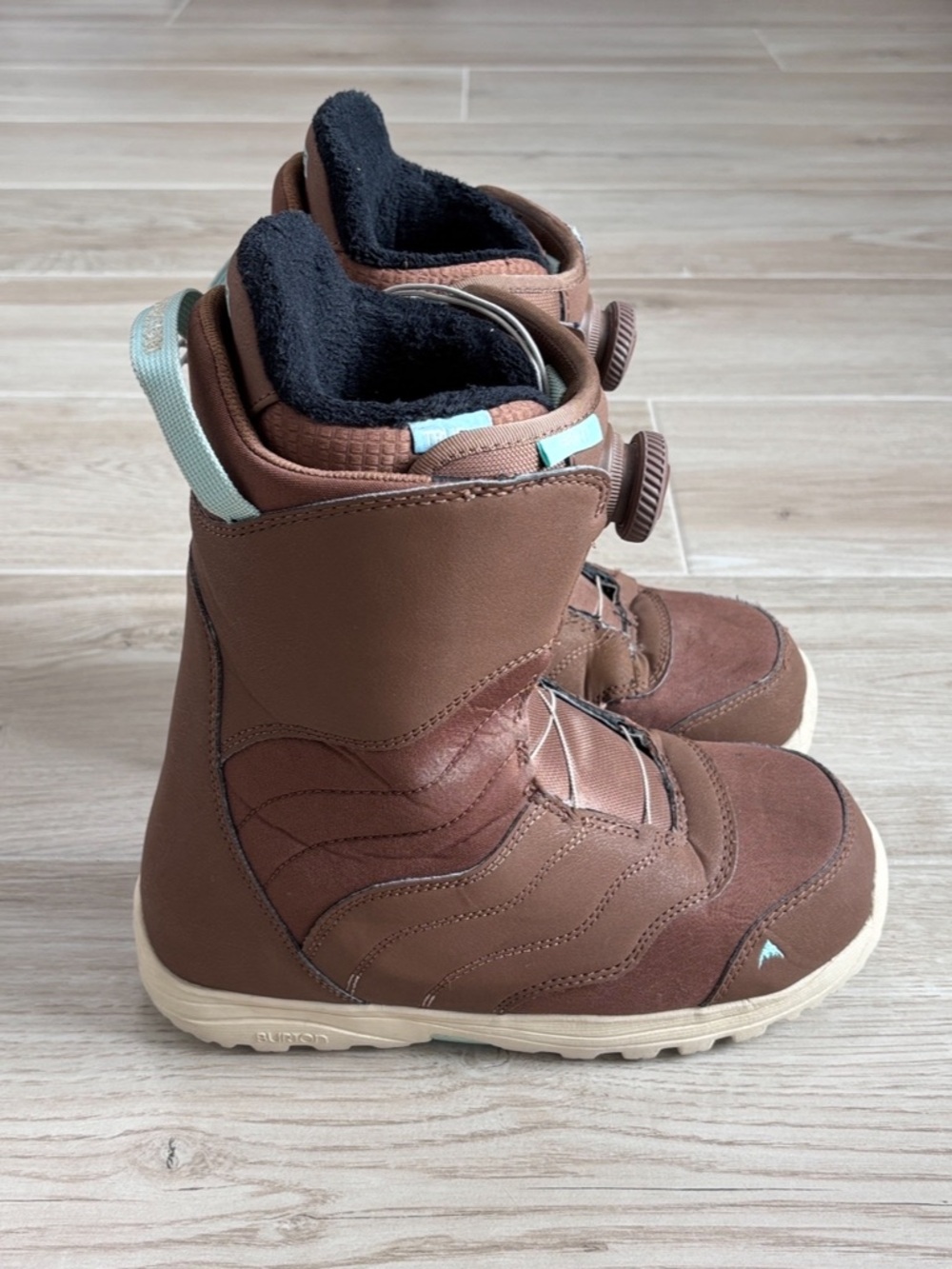 Women’s Burton Mint Boa Snowboard Boots Size 8